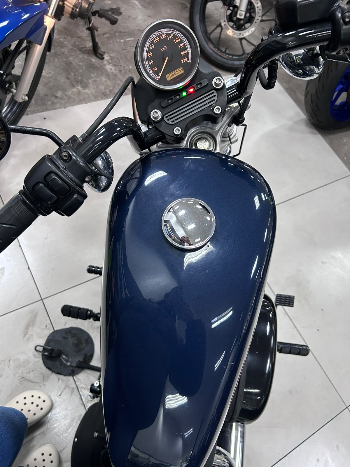 HARLEY-DAVIDSON SPORTSTER XL 883 R