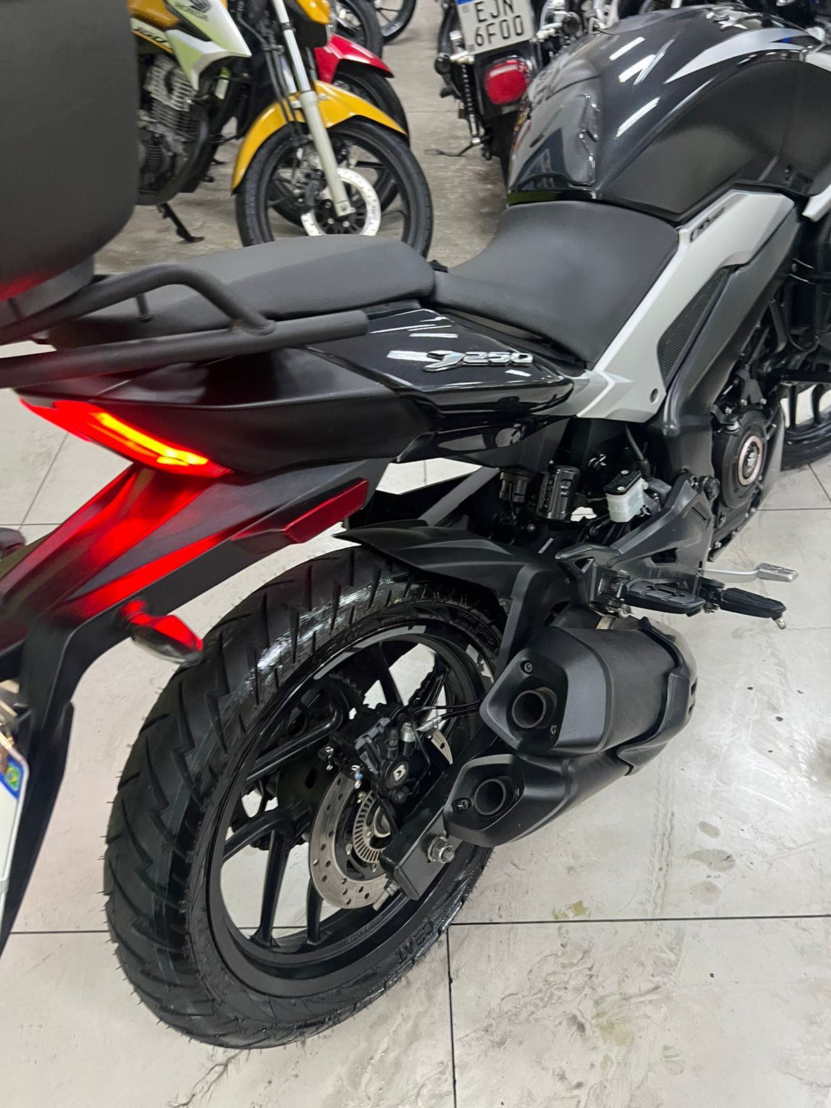 BAJAJ DOMINAR 250
