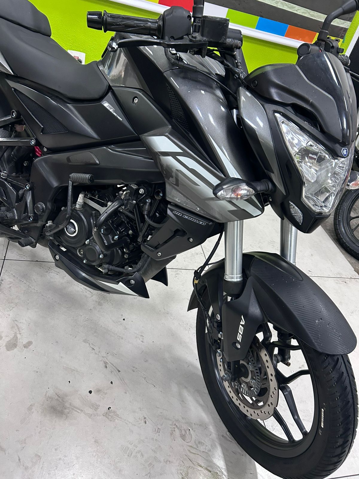 BAJAJ DOMINAR 160