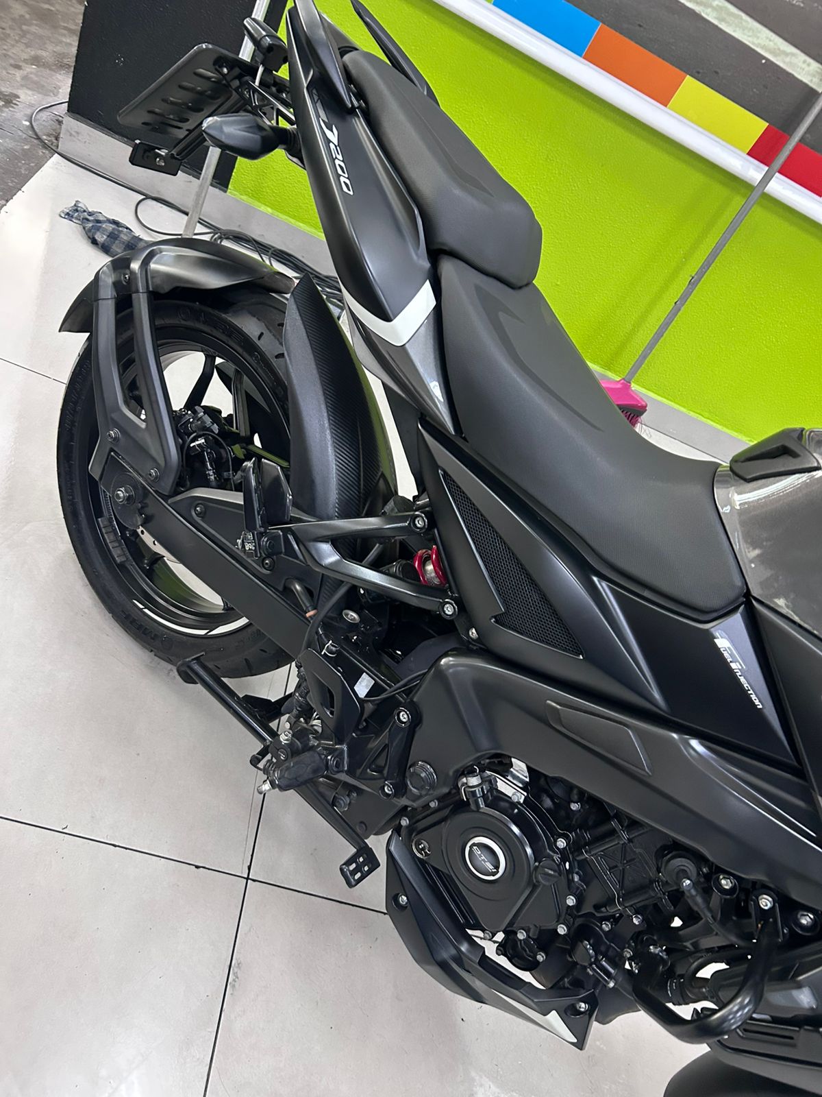 BAJAJ DOMINAR 200