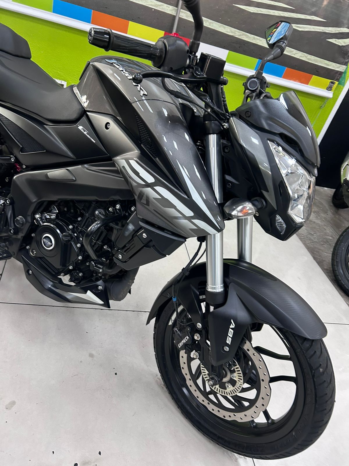 BAJAJ DOMINAR 200