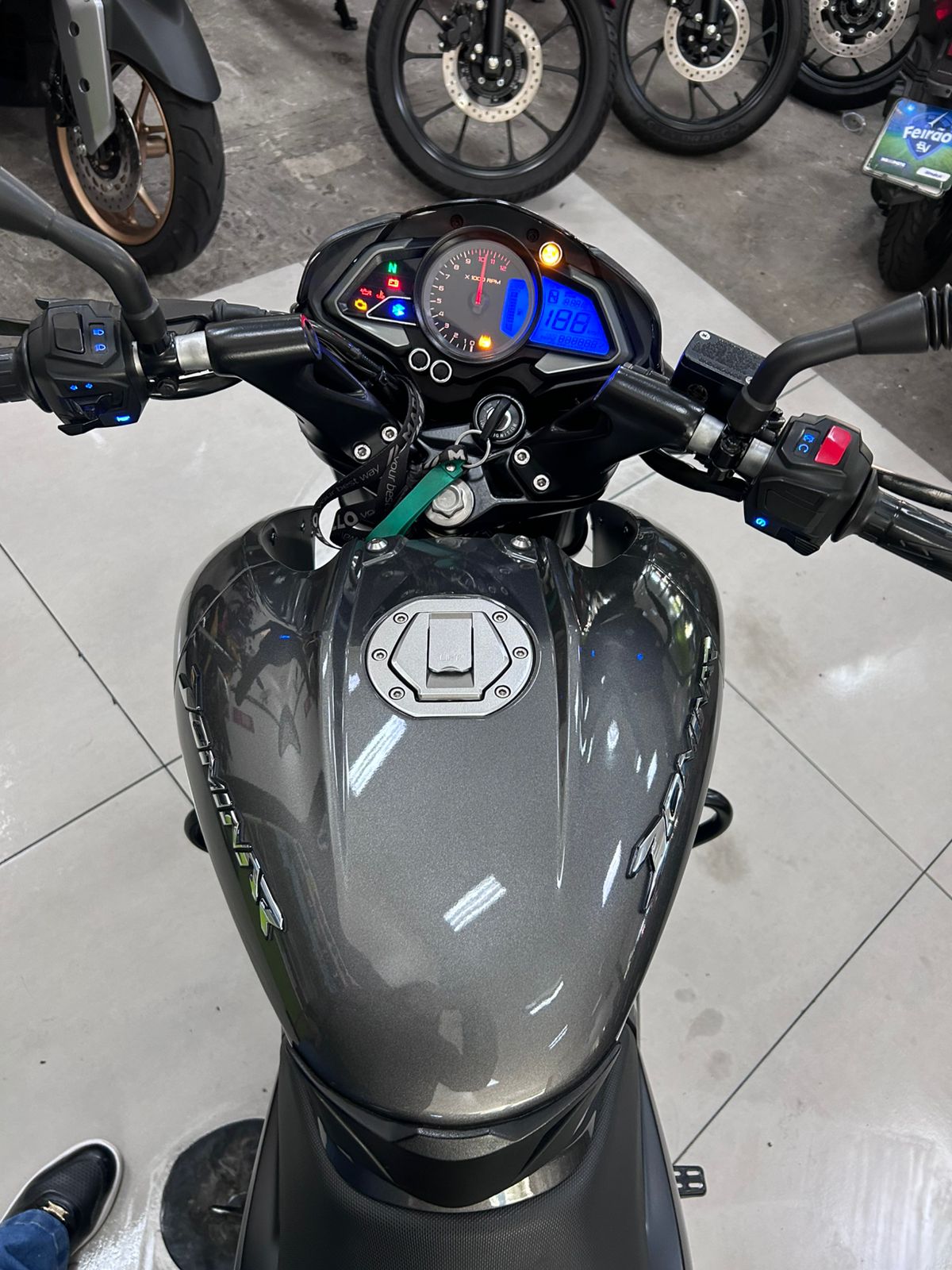 BAJAJ DOMINAR 200