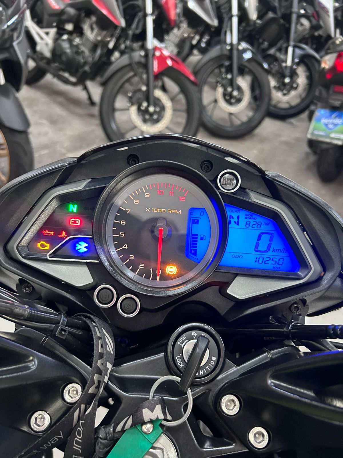 BAJAJ DOMINAR 200