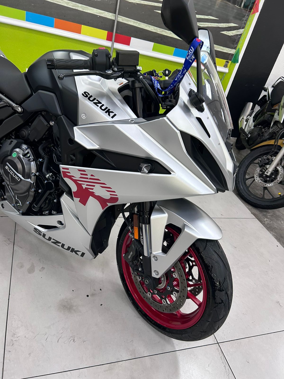 SUZUKI GSX-8R