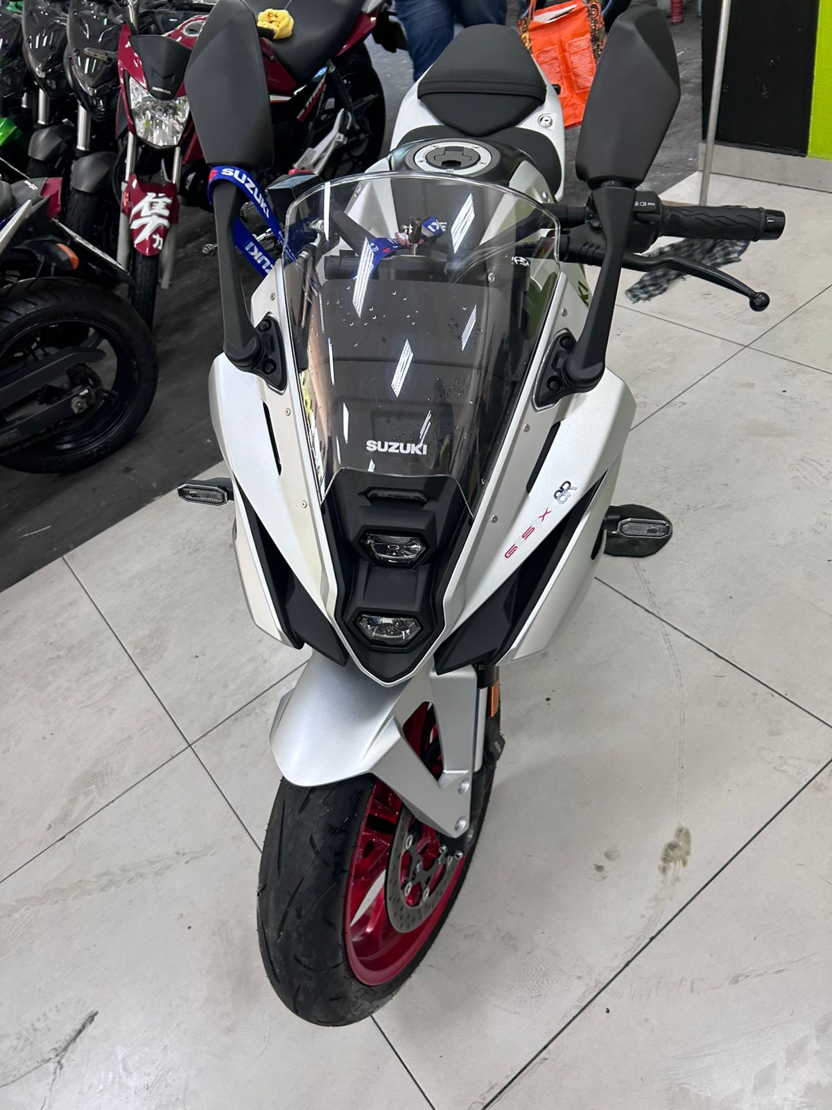 SUZUKI GSX-8R