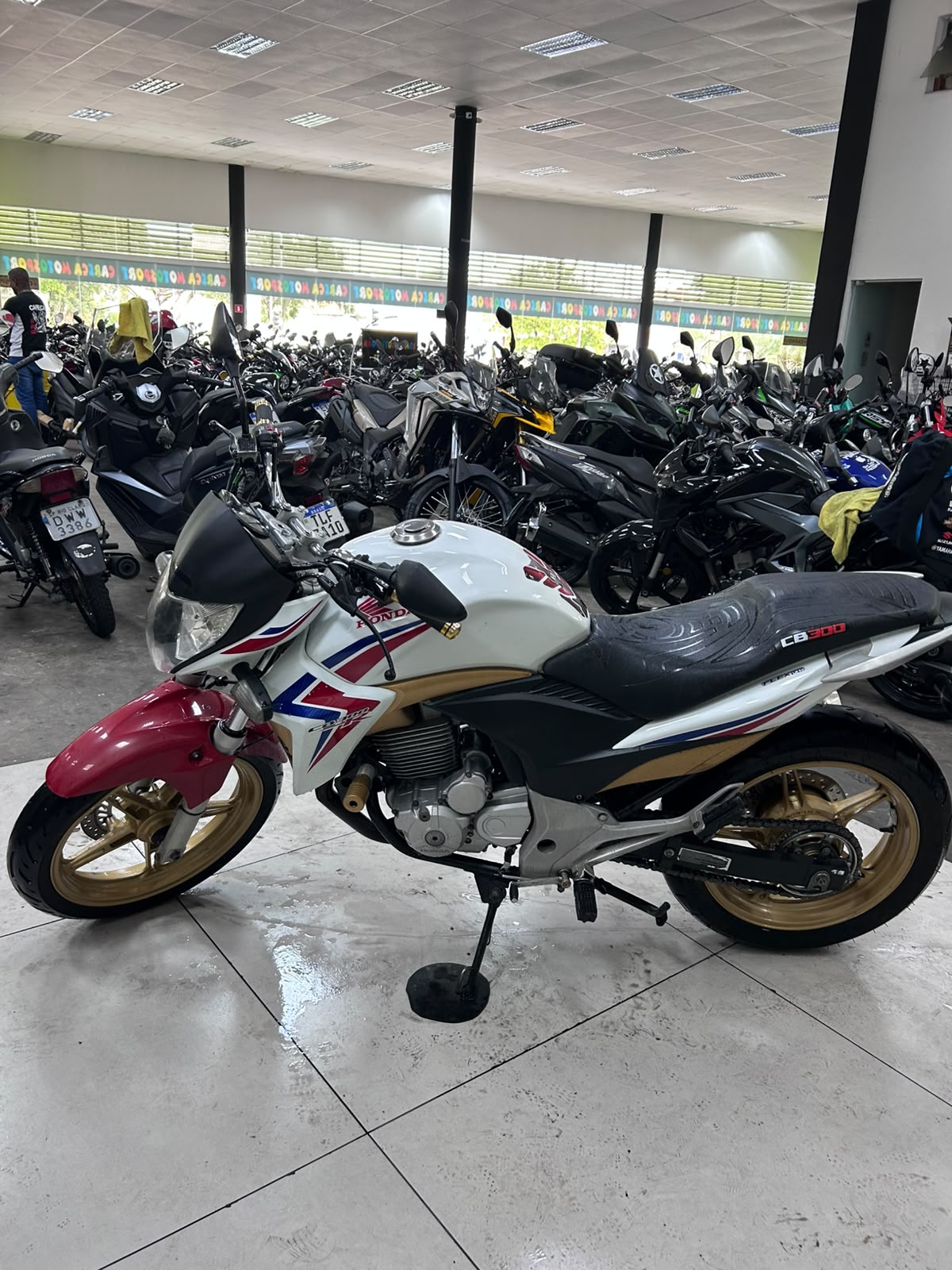 HONDA CB 300R