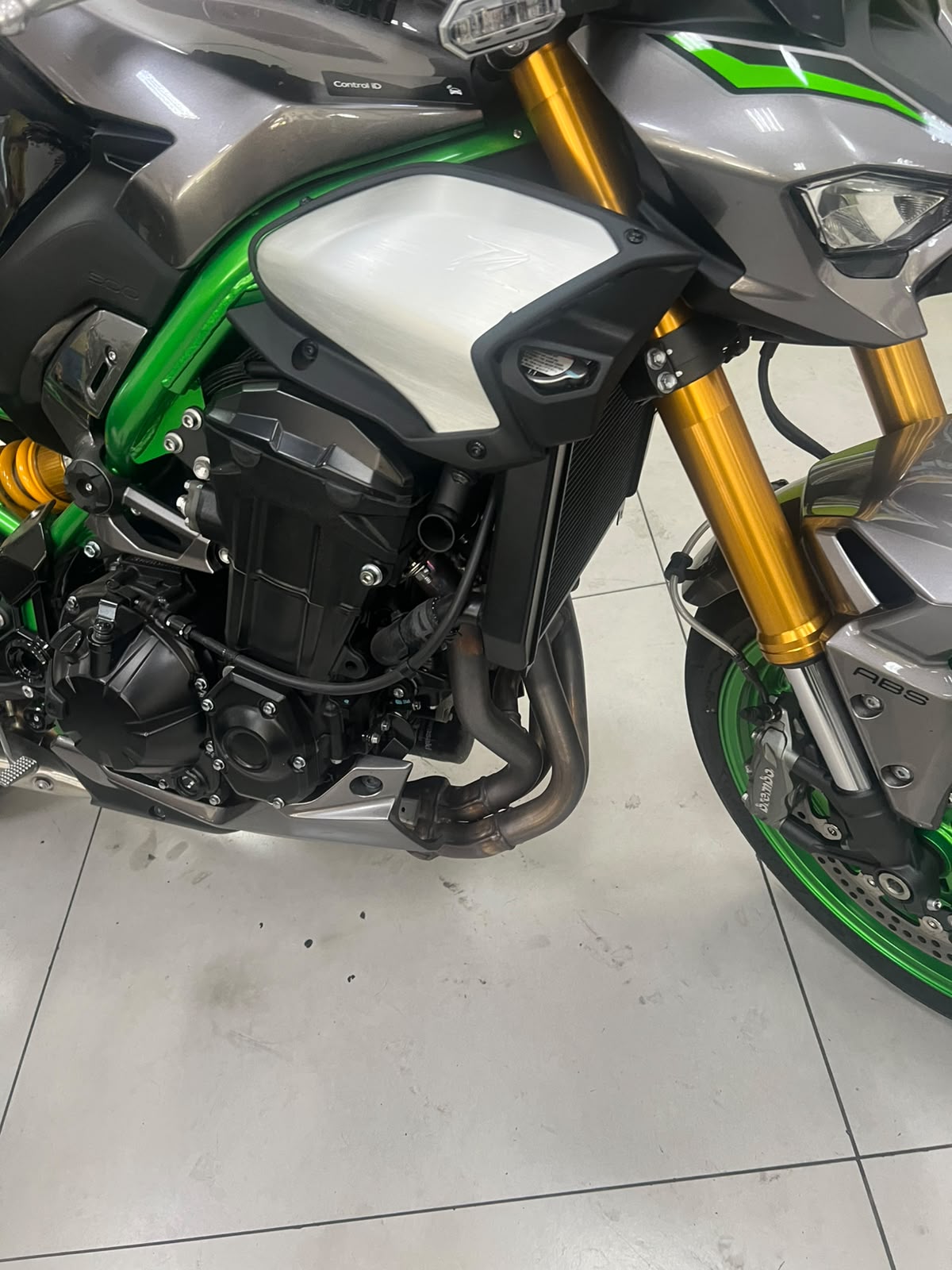 KAWASAKI Z900 R EDITION