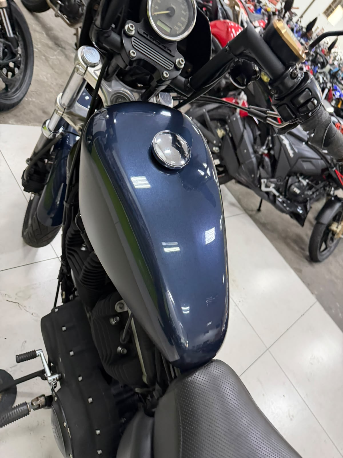 HARLEY-DAVIDSON SPORTSTER XL 883 R
