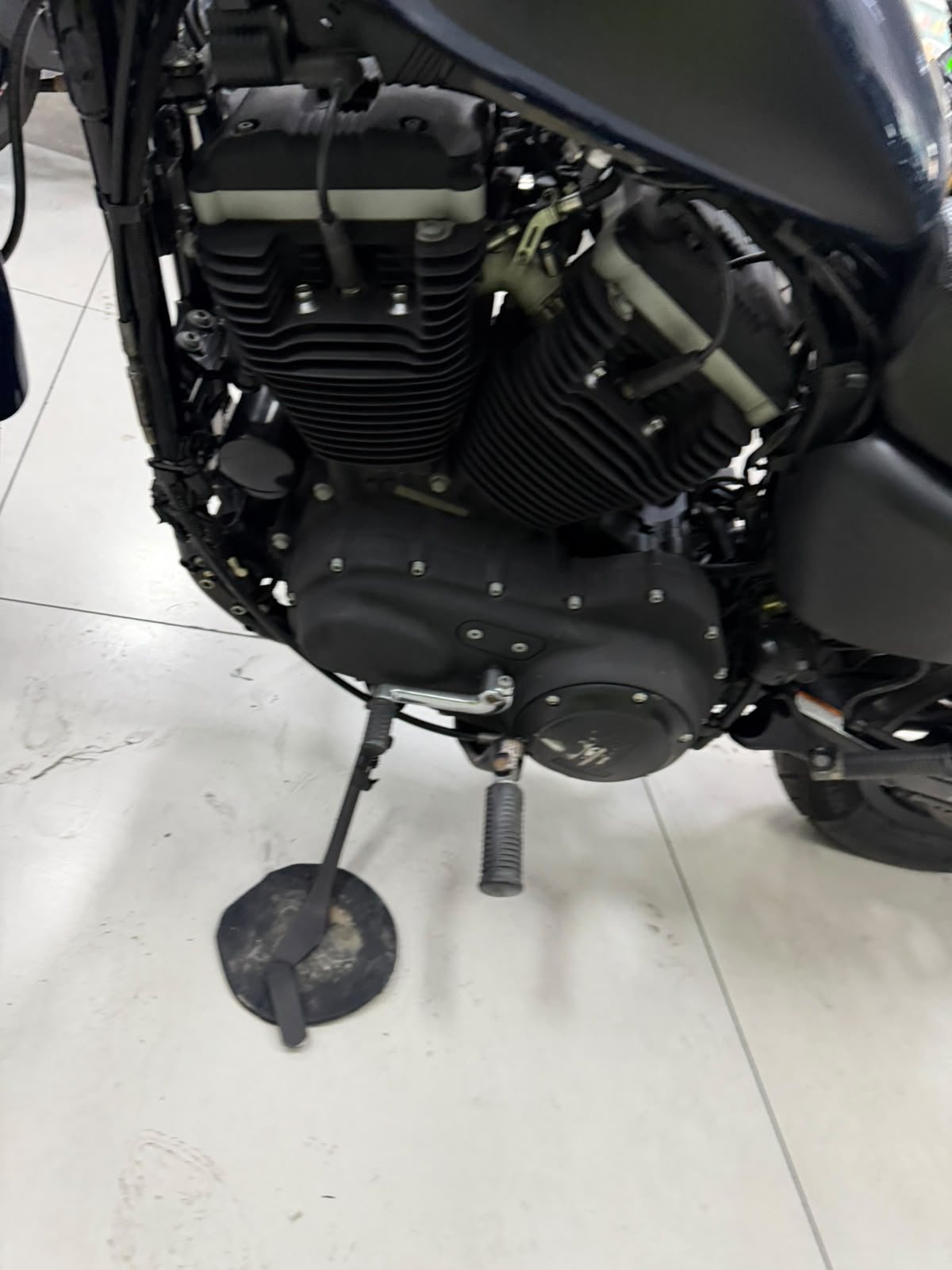 HARLEY-DAVIDSON SPORTSTER XL 883 R