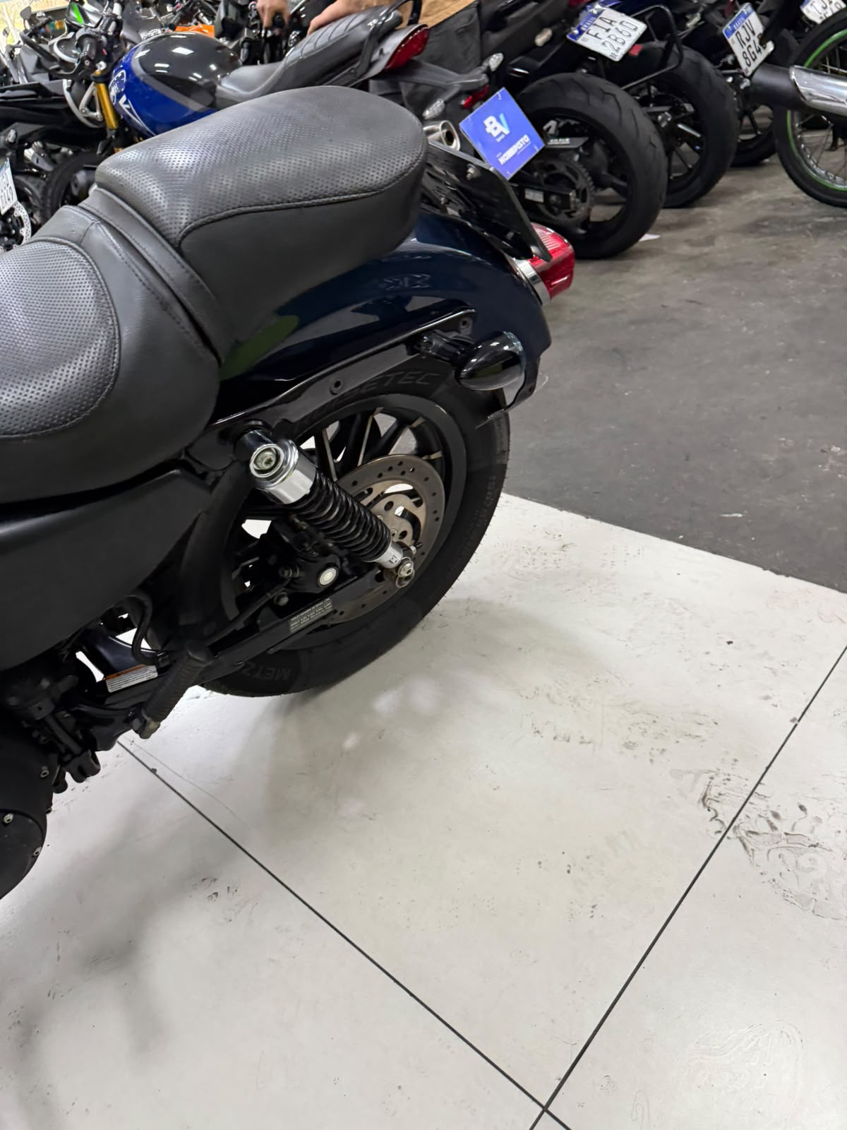 HARLEY-DAVIDSON SPORTSTER XL 883 R