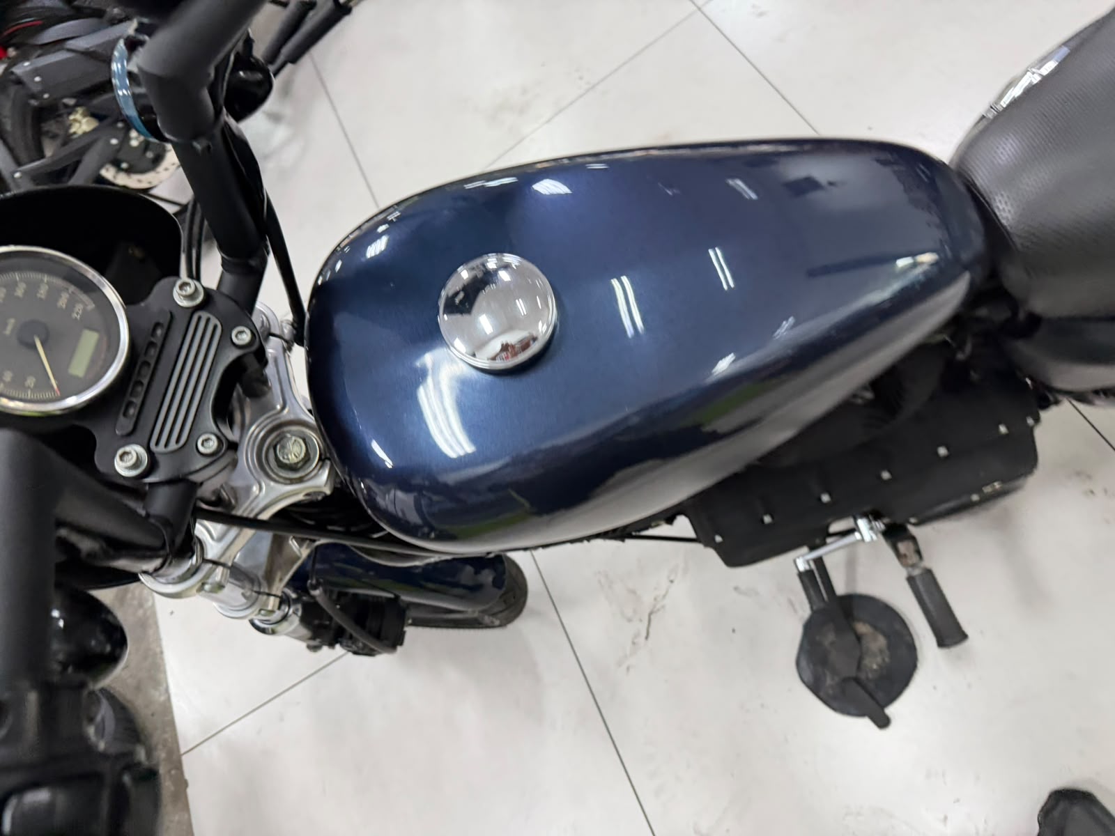 HARLEY-DAVIDSON SPORTSTER XL 883 R