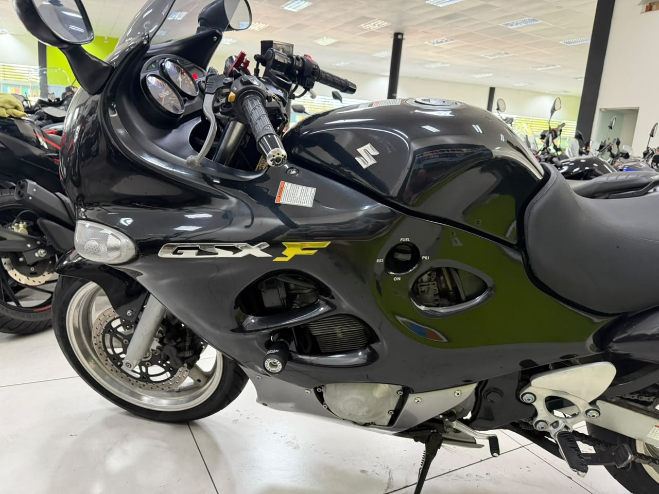 SUZUKI GSX 750 F