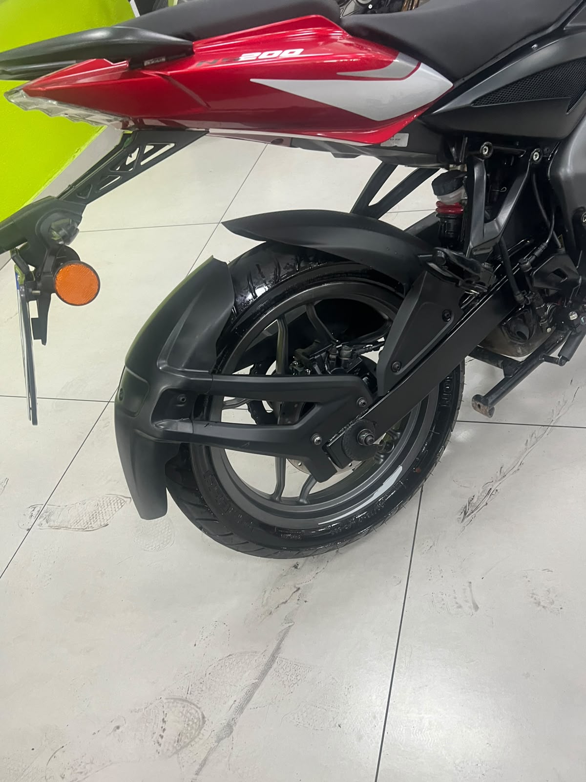 BAJAJ DOMINAR 200