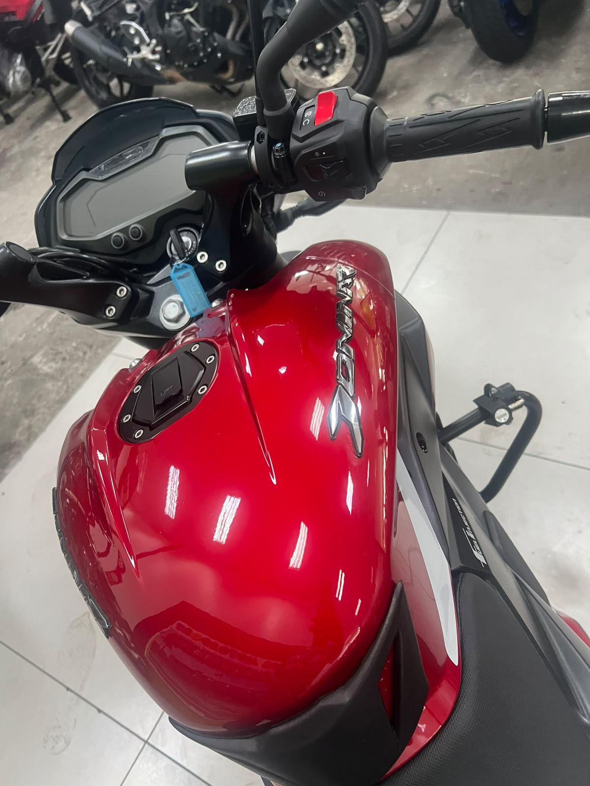 BAJAJ DOMINAR 200
