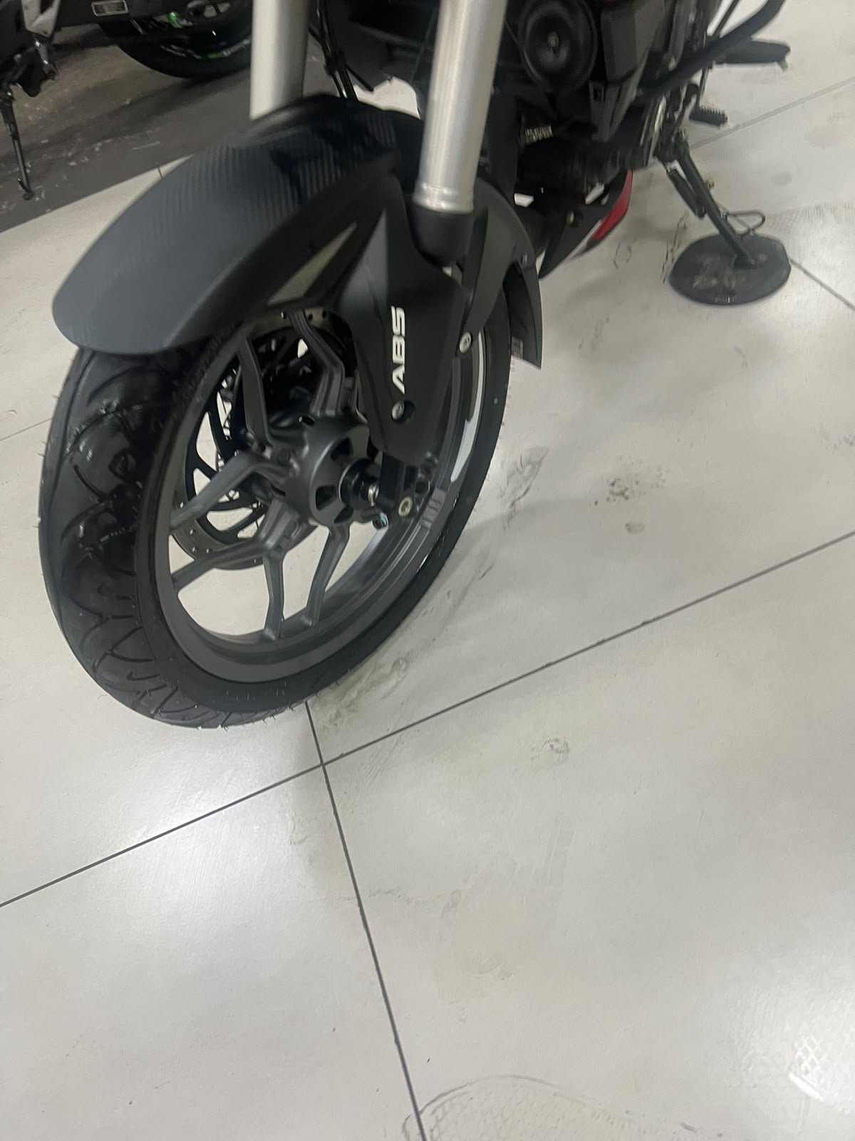 BAJAJ DOMINAR 200