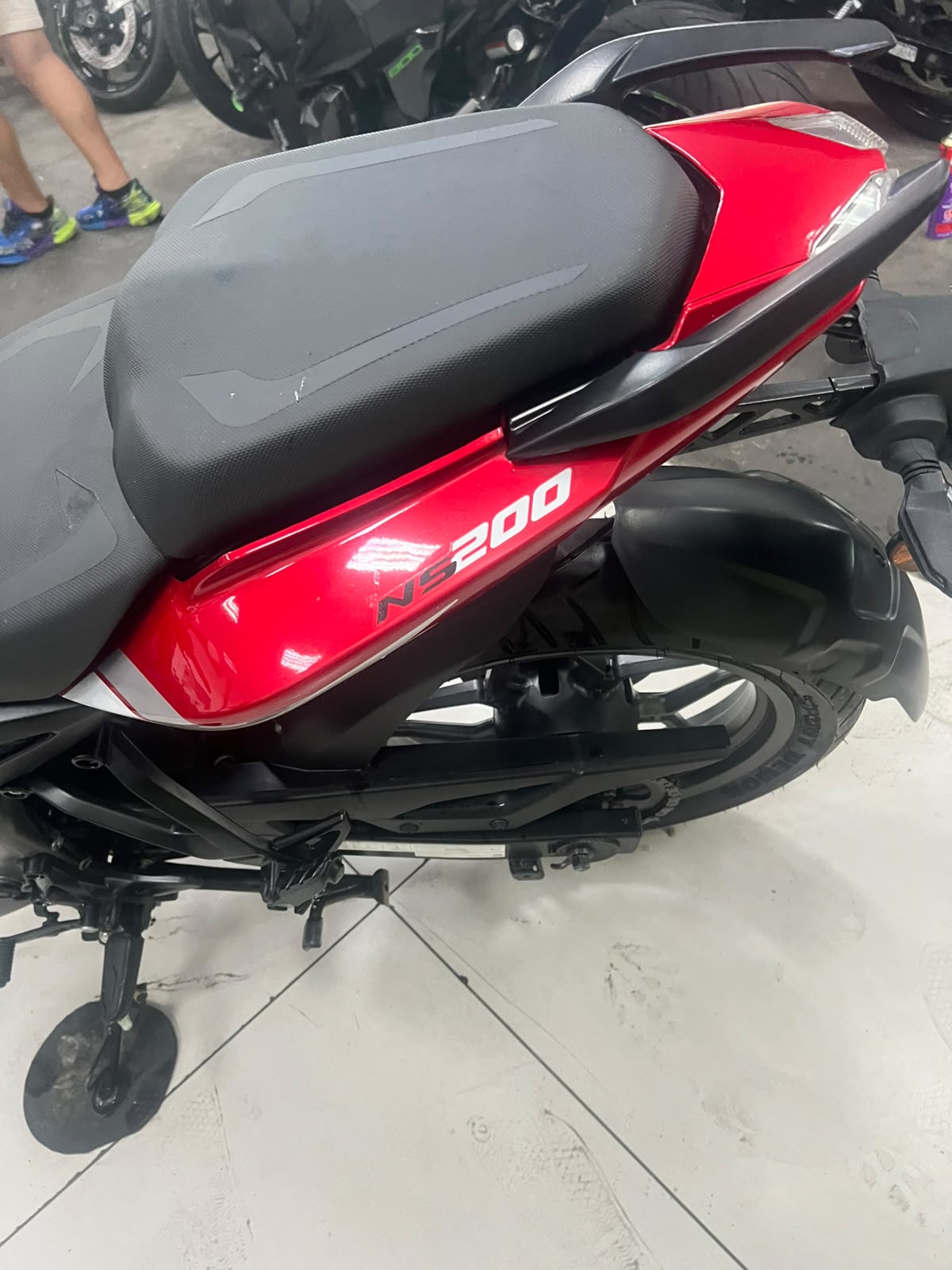 BAJAJ DOMINAR 200