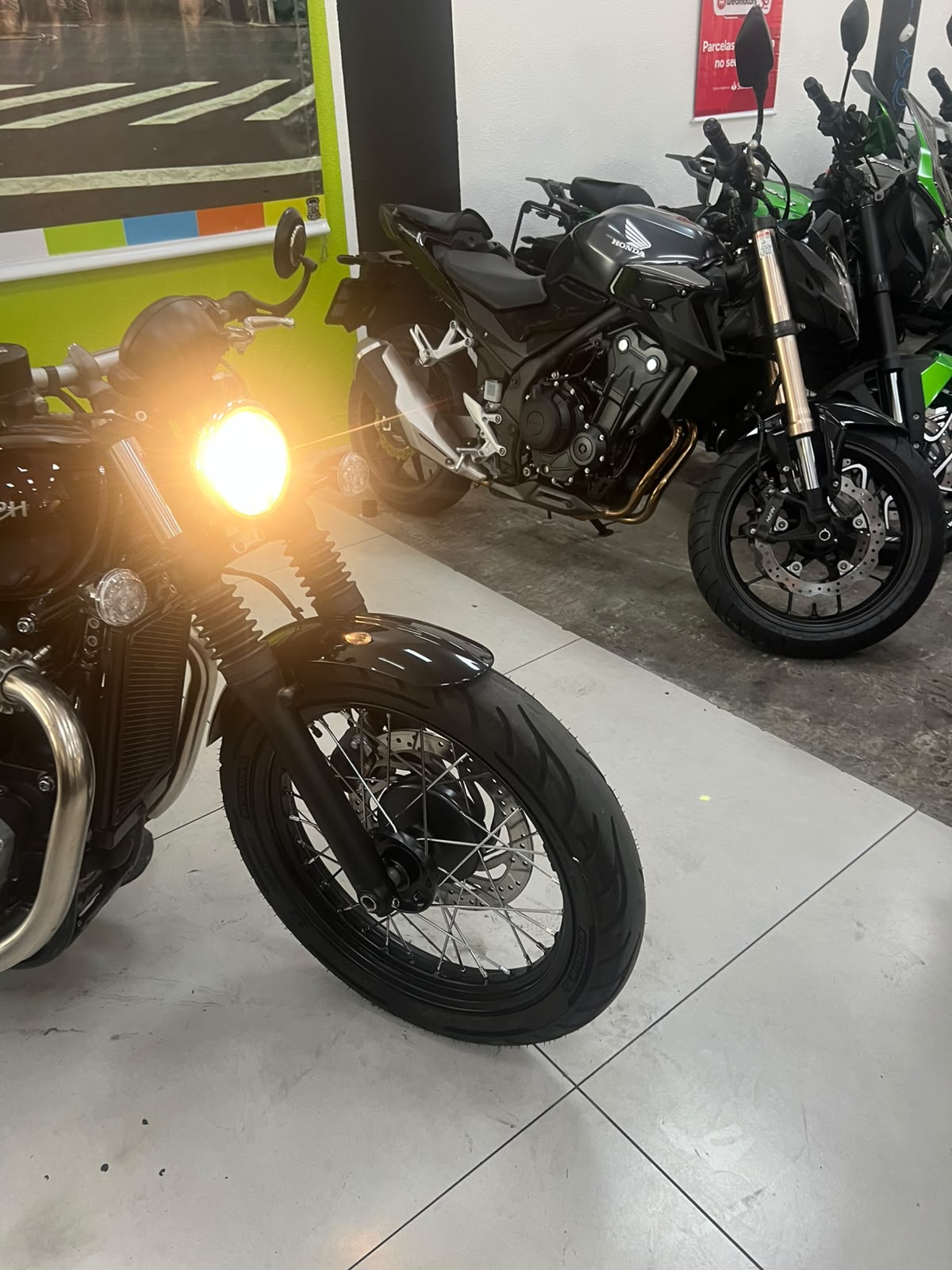TRIUMPH BONNEVILLE BOBBER 1200