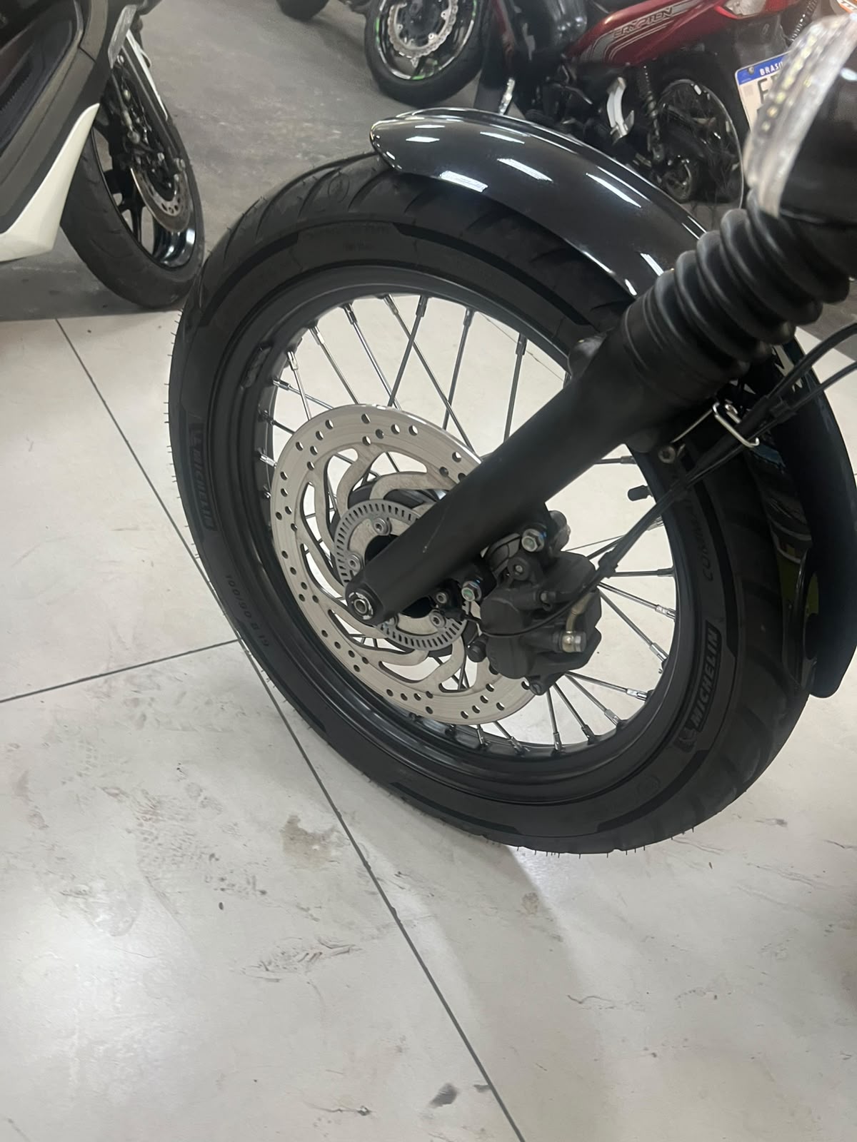 TRIUMPH BONNEVILLE BOBBER 1200