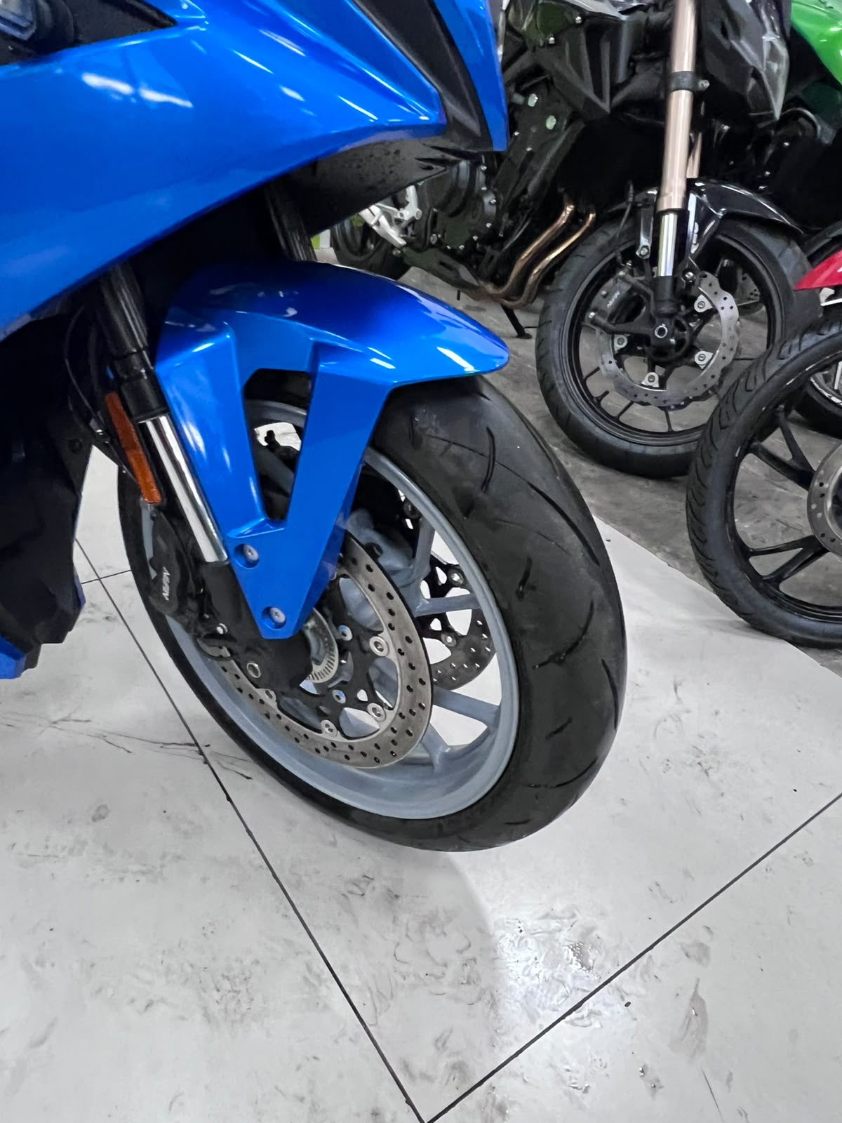 SUZUKI GSX-8R