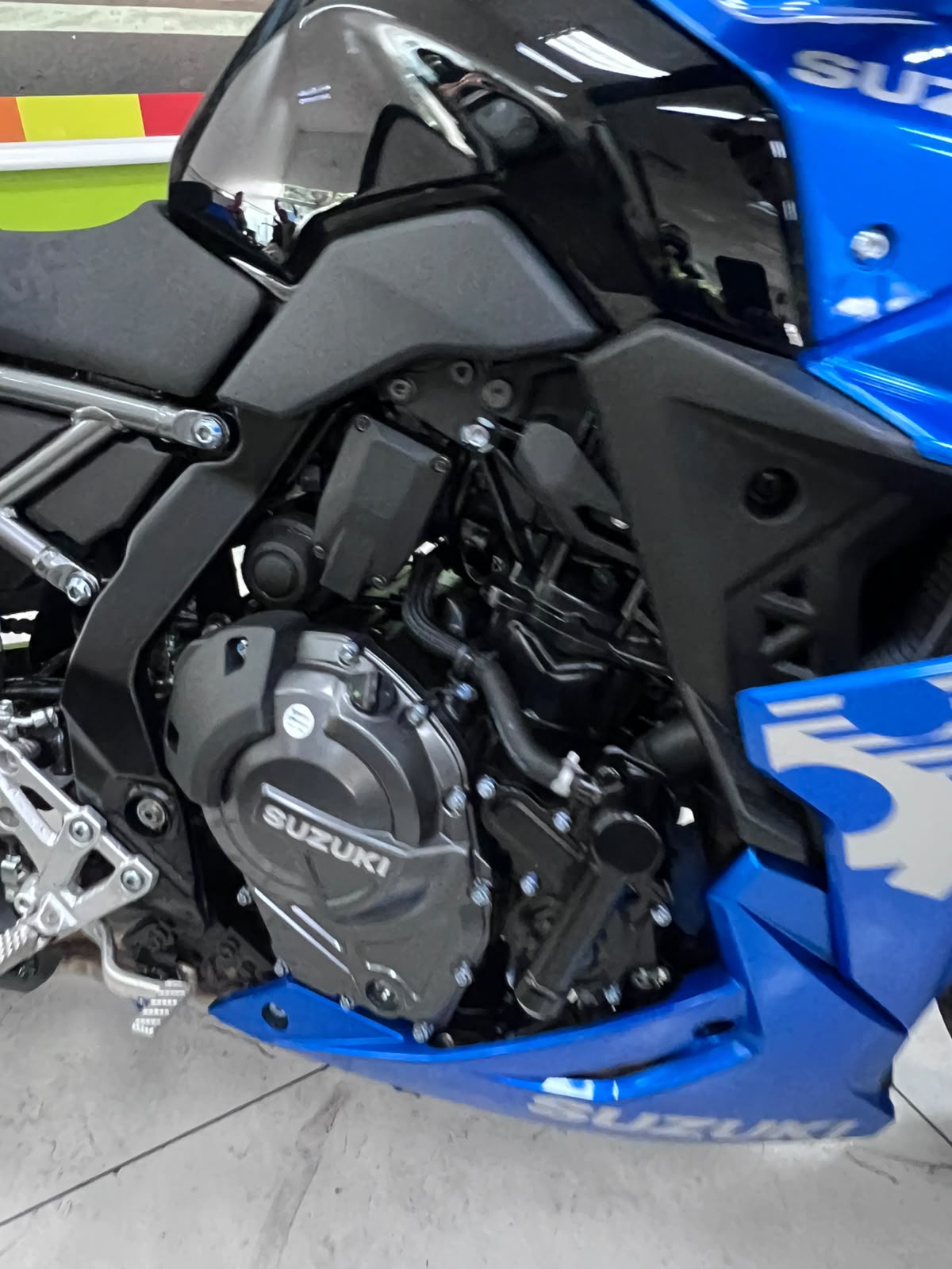 SUZUKI GSX-8R