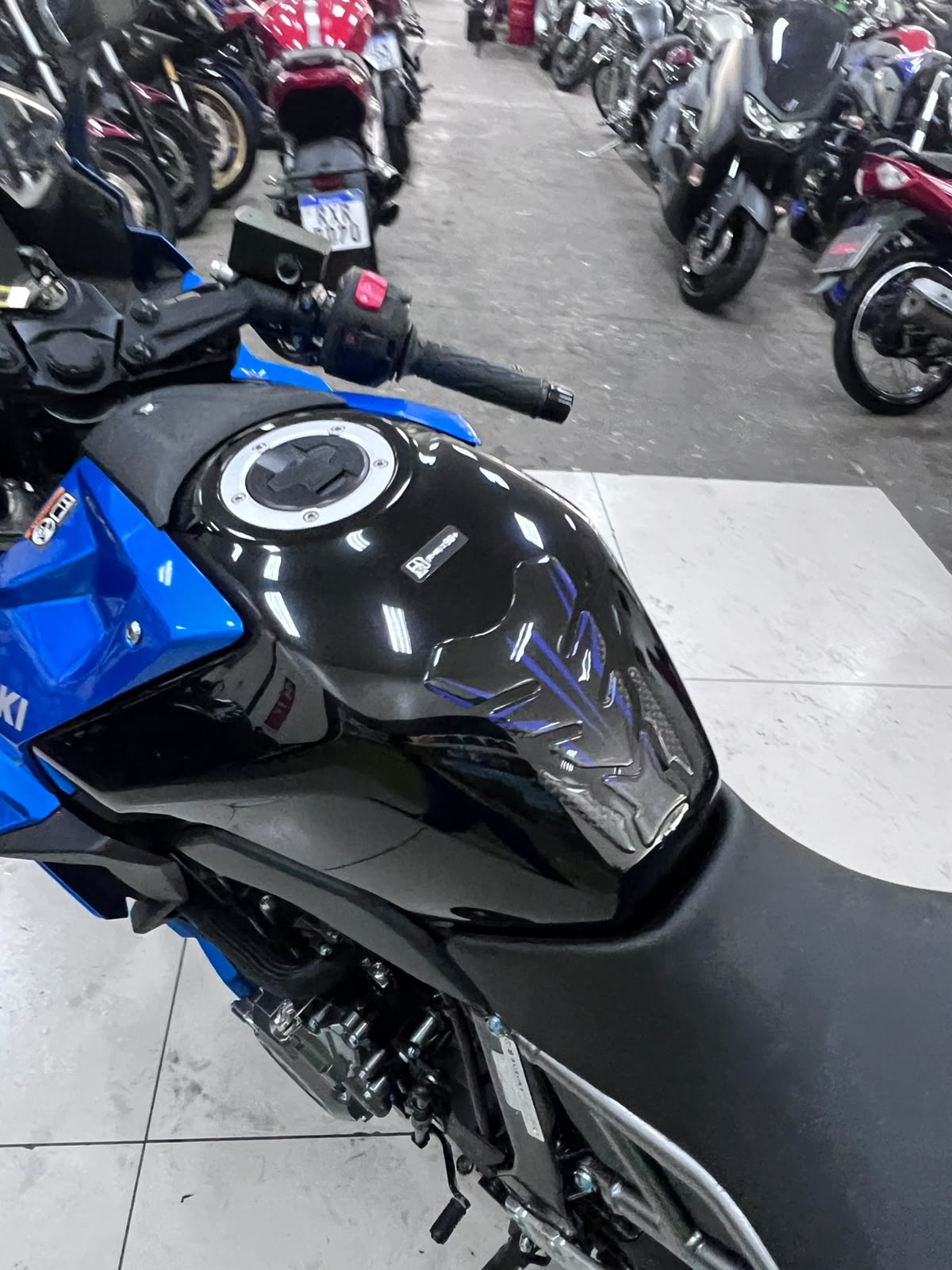 SUZUKI GSX-8R