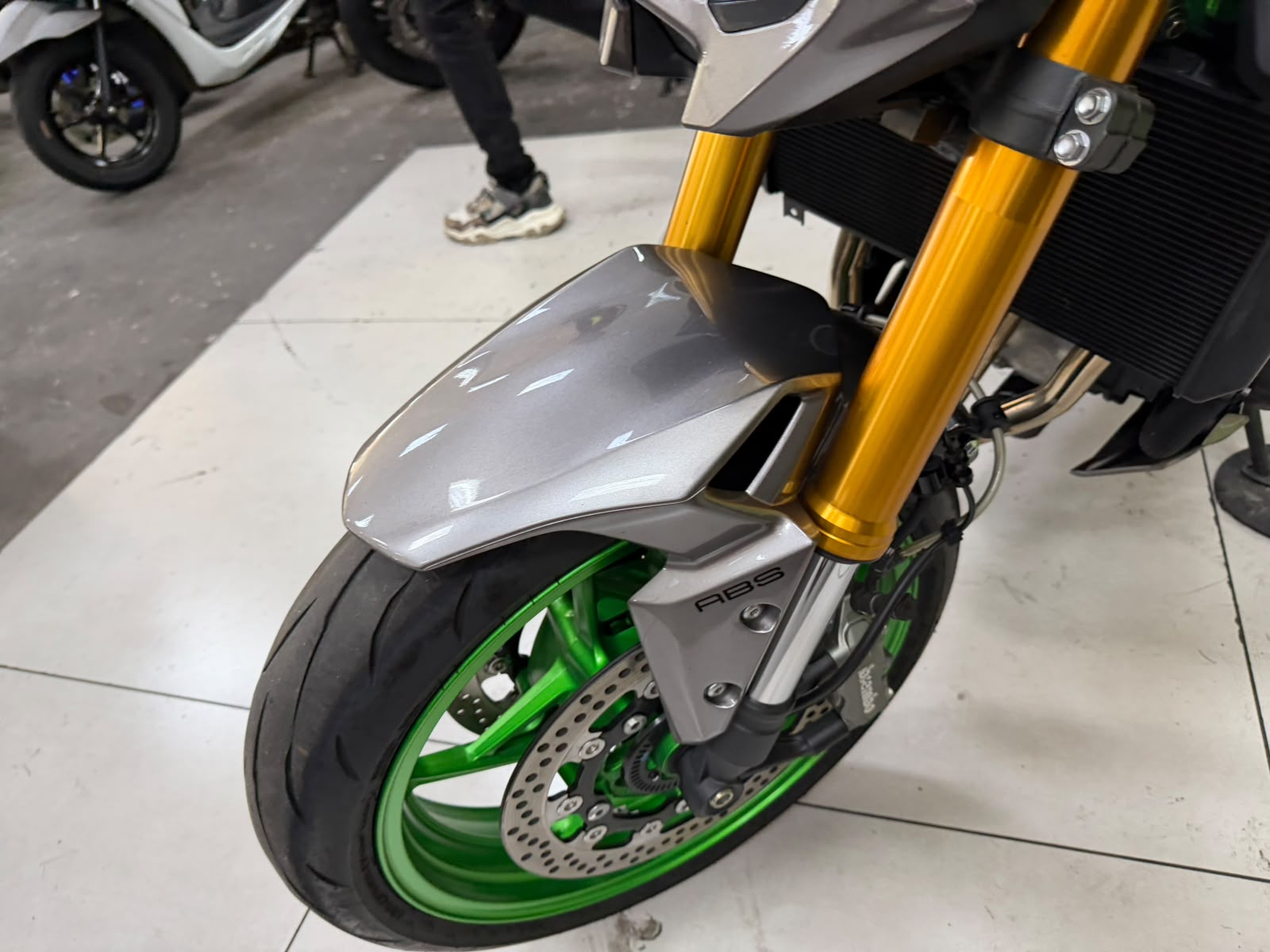 KAWASAKI Z900 R EDITION