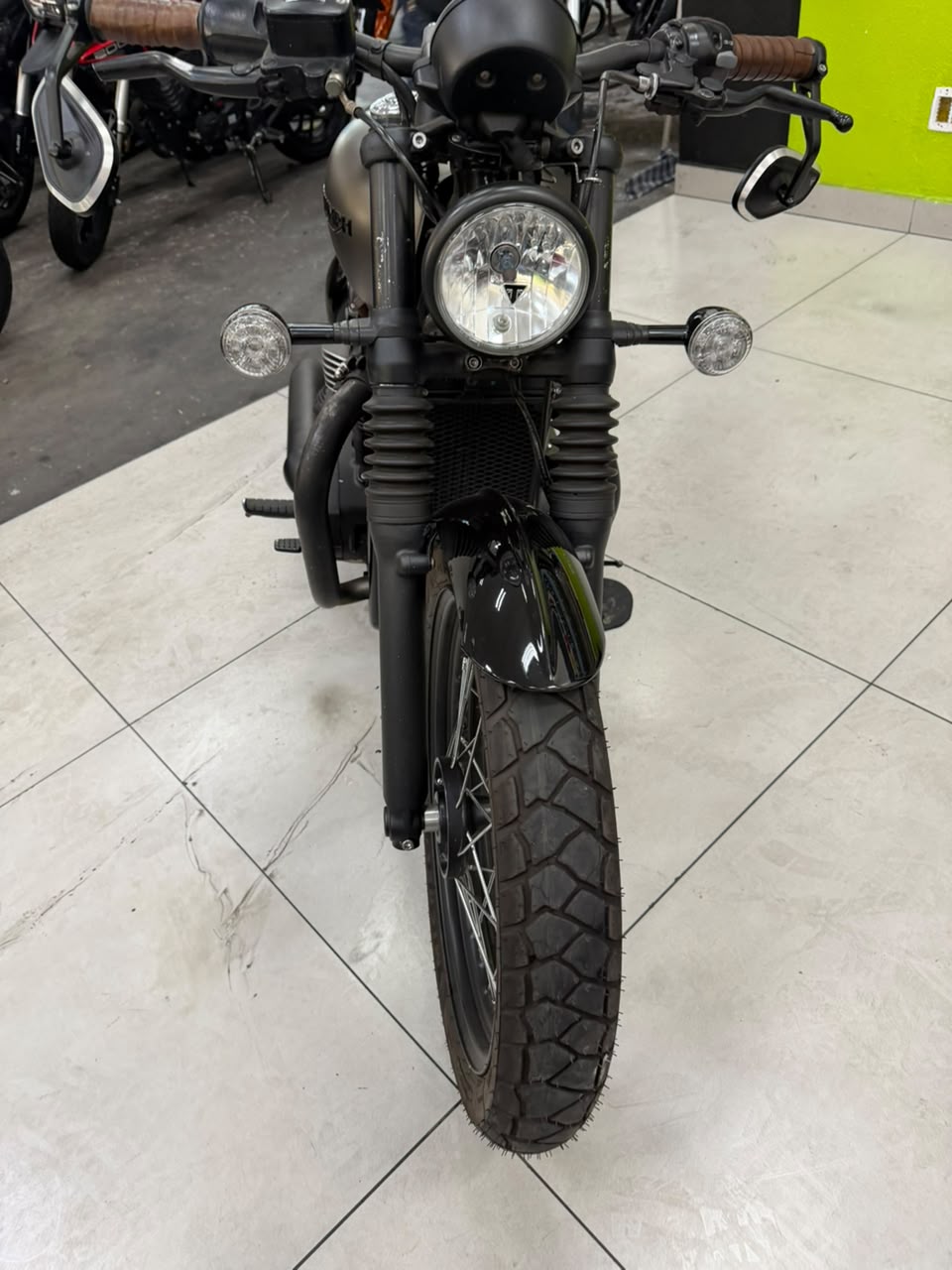 TRIUMPH BONNEVILLE BOBBER 1200