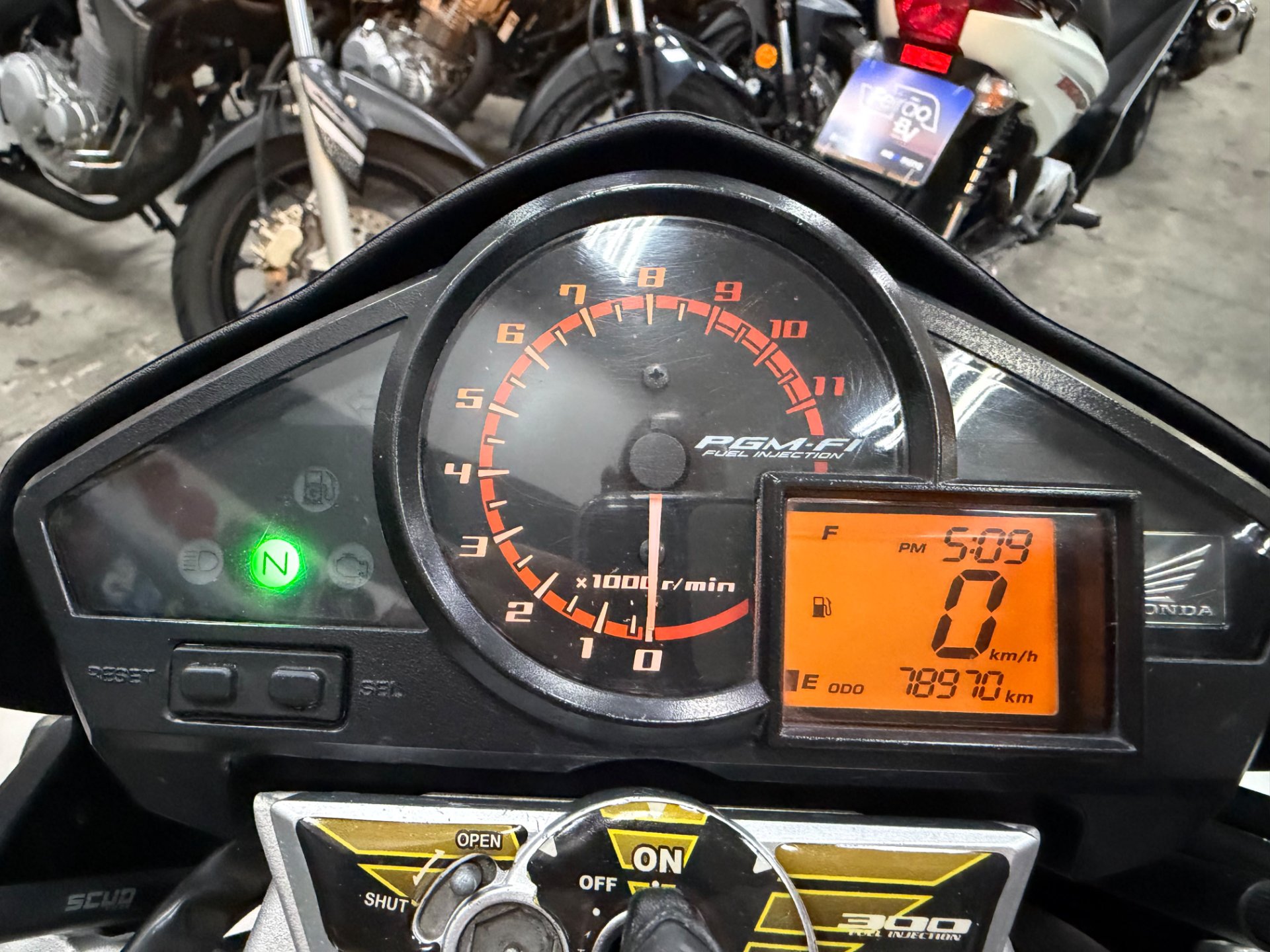 HONDA CB 300R