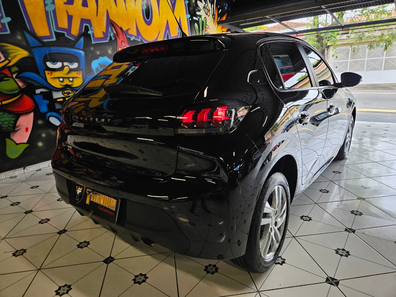 PEUGEOT 208