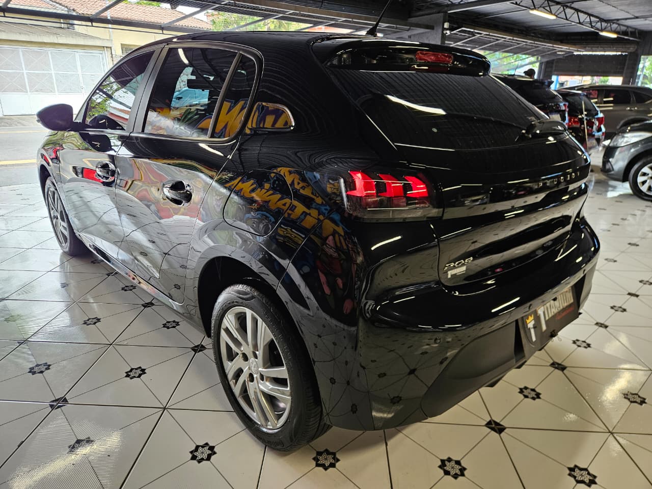 PEUGEOT 208
