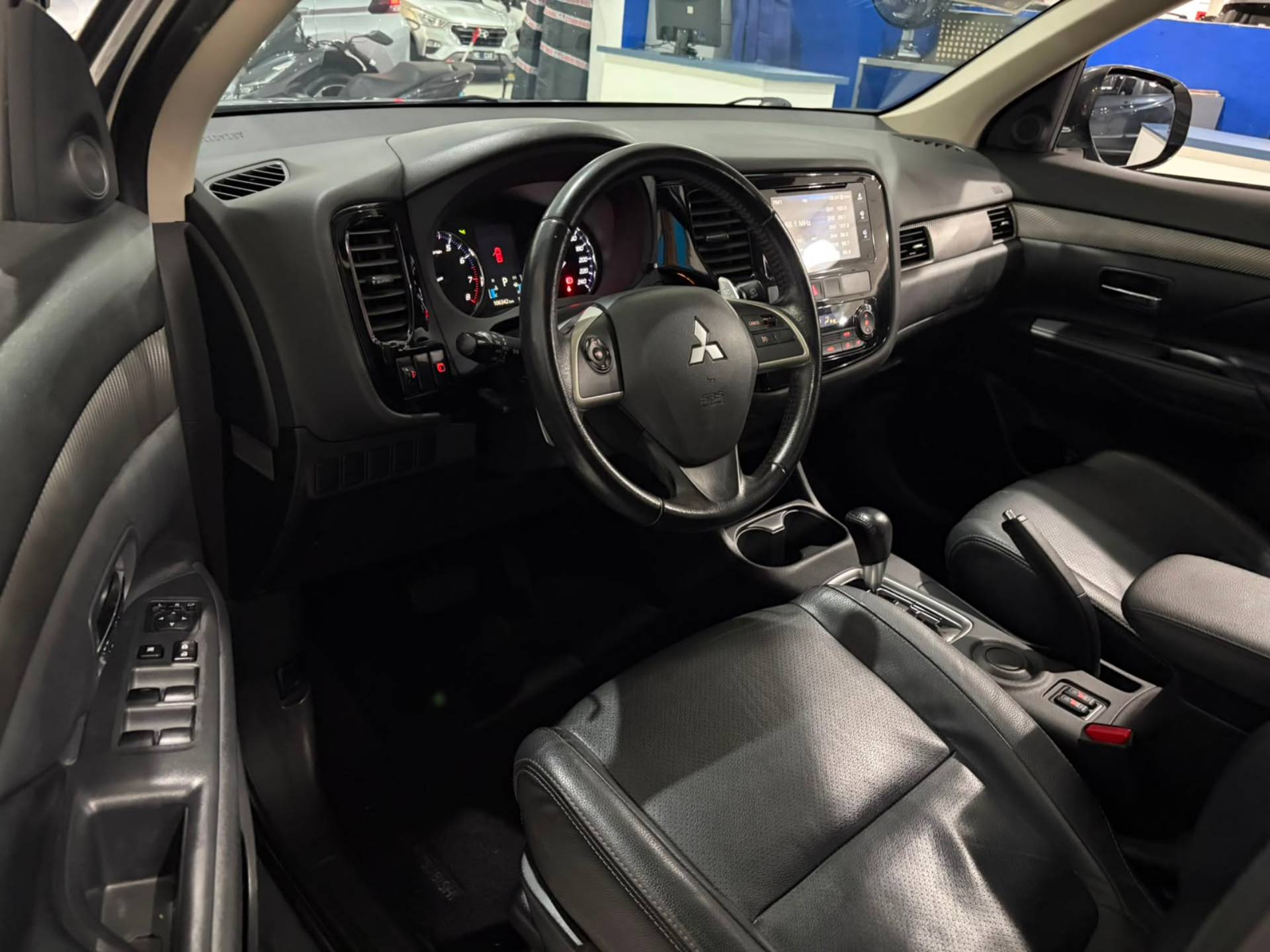 MITSUBISHI OUTLANDER