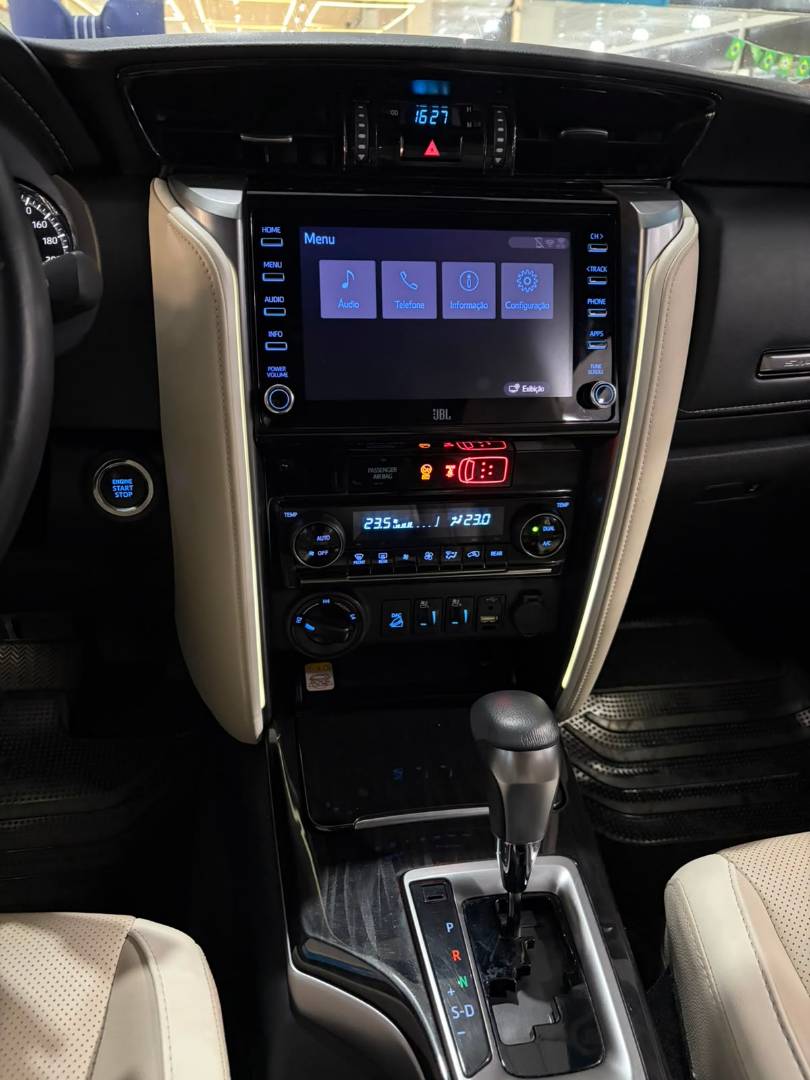 TOYOTA HILUX SW4