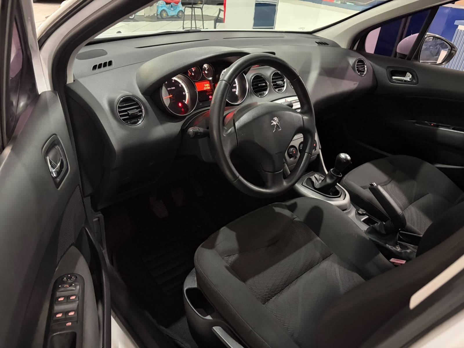 PEUGEOT 308