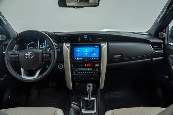 TOYOTA HILUX SW4