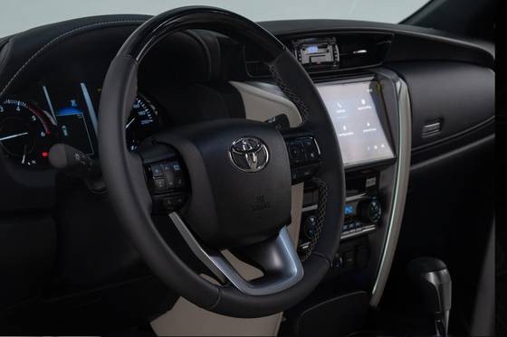 TOYOTA HILUX SW4