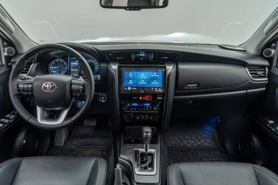 TOYOTA HILUX SW4