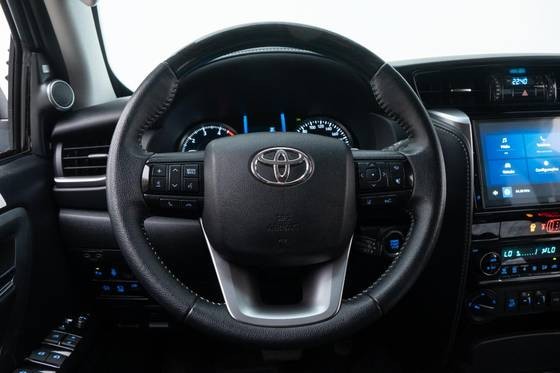 TOYOTA HILUX SW4