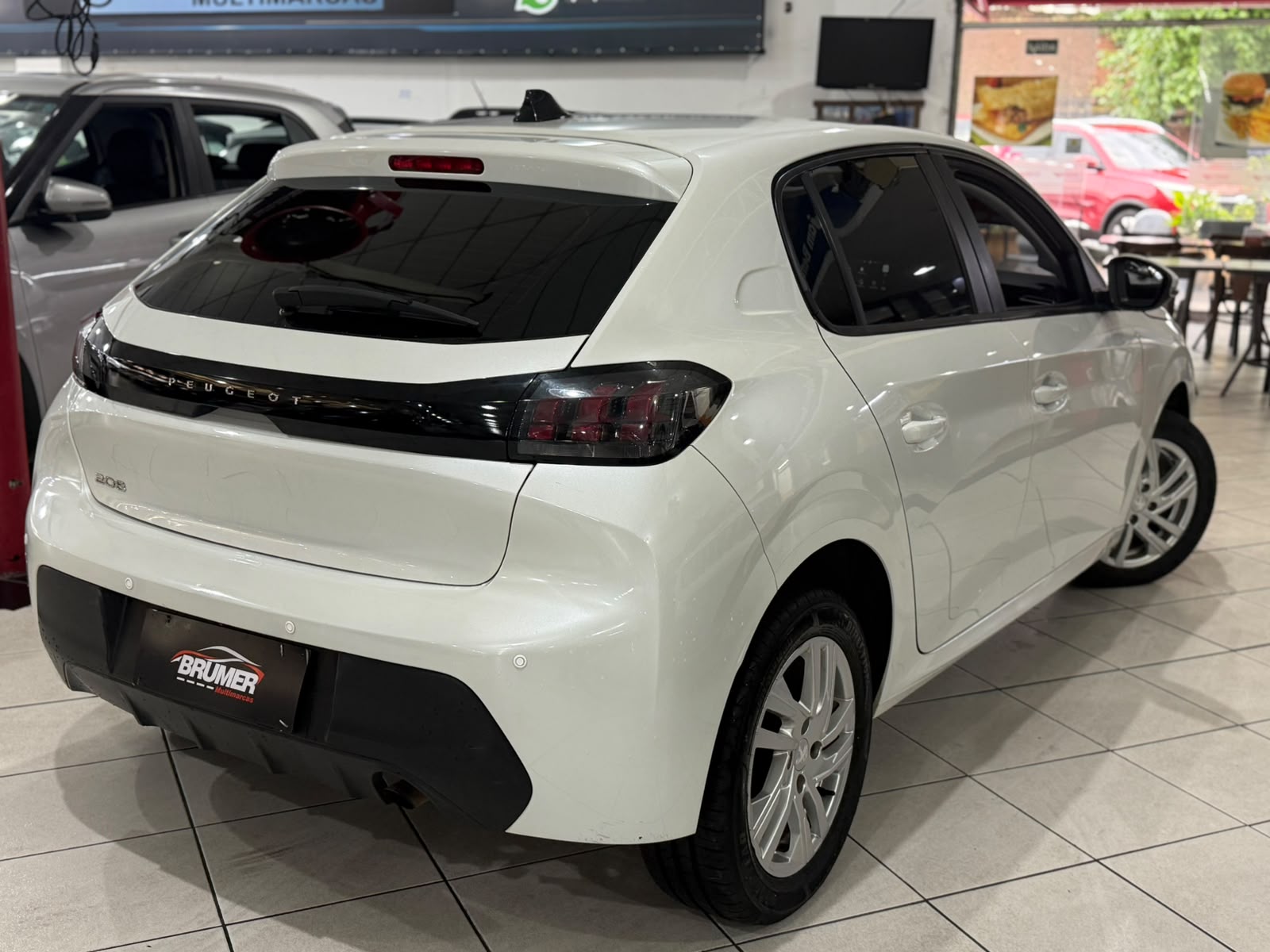 PEUGEOT 208