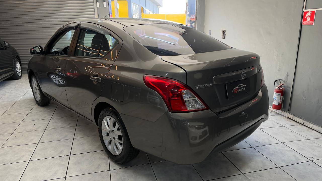 NISSAN VERSA