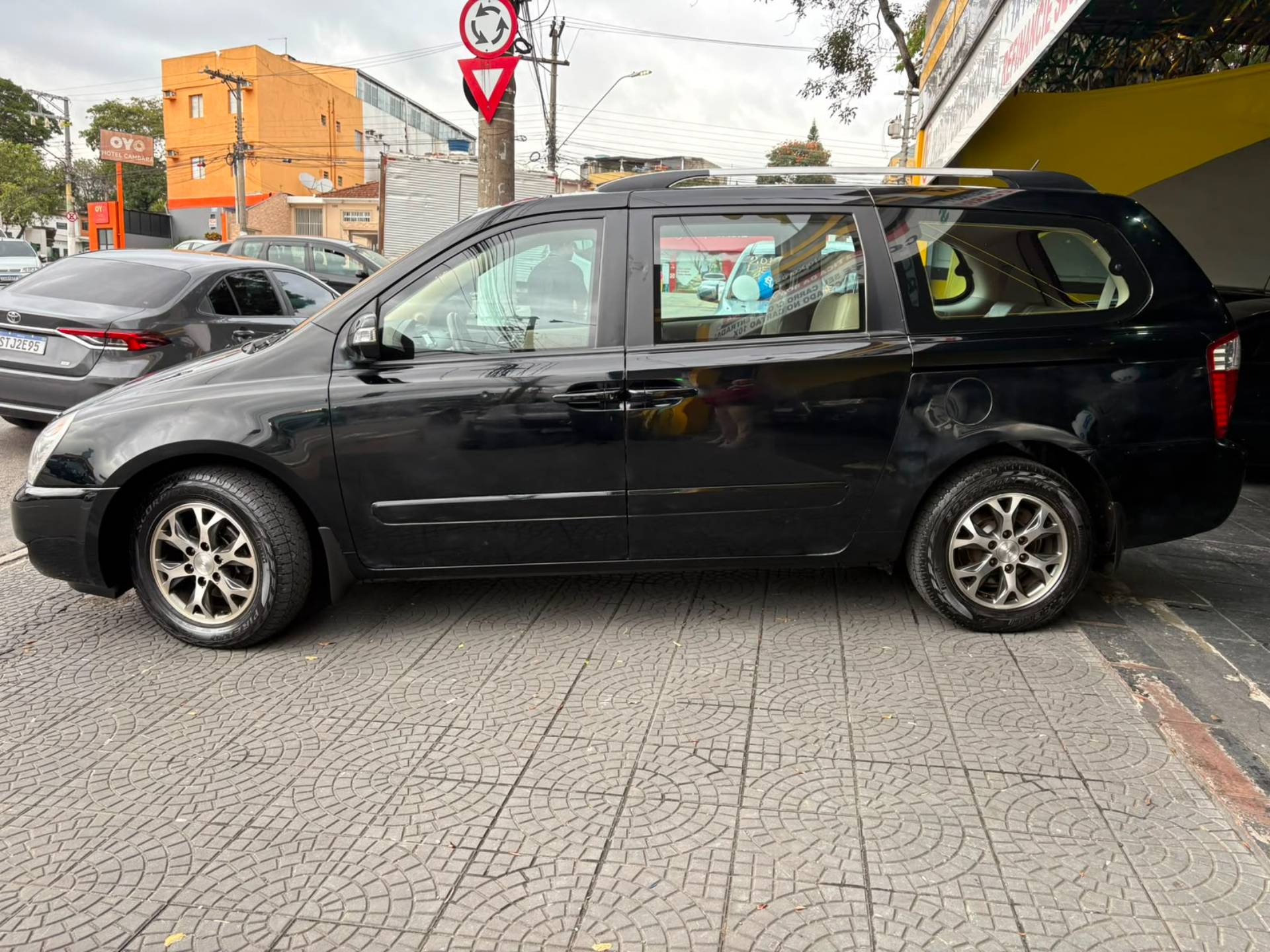 KIA CARNIVAL