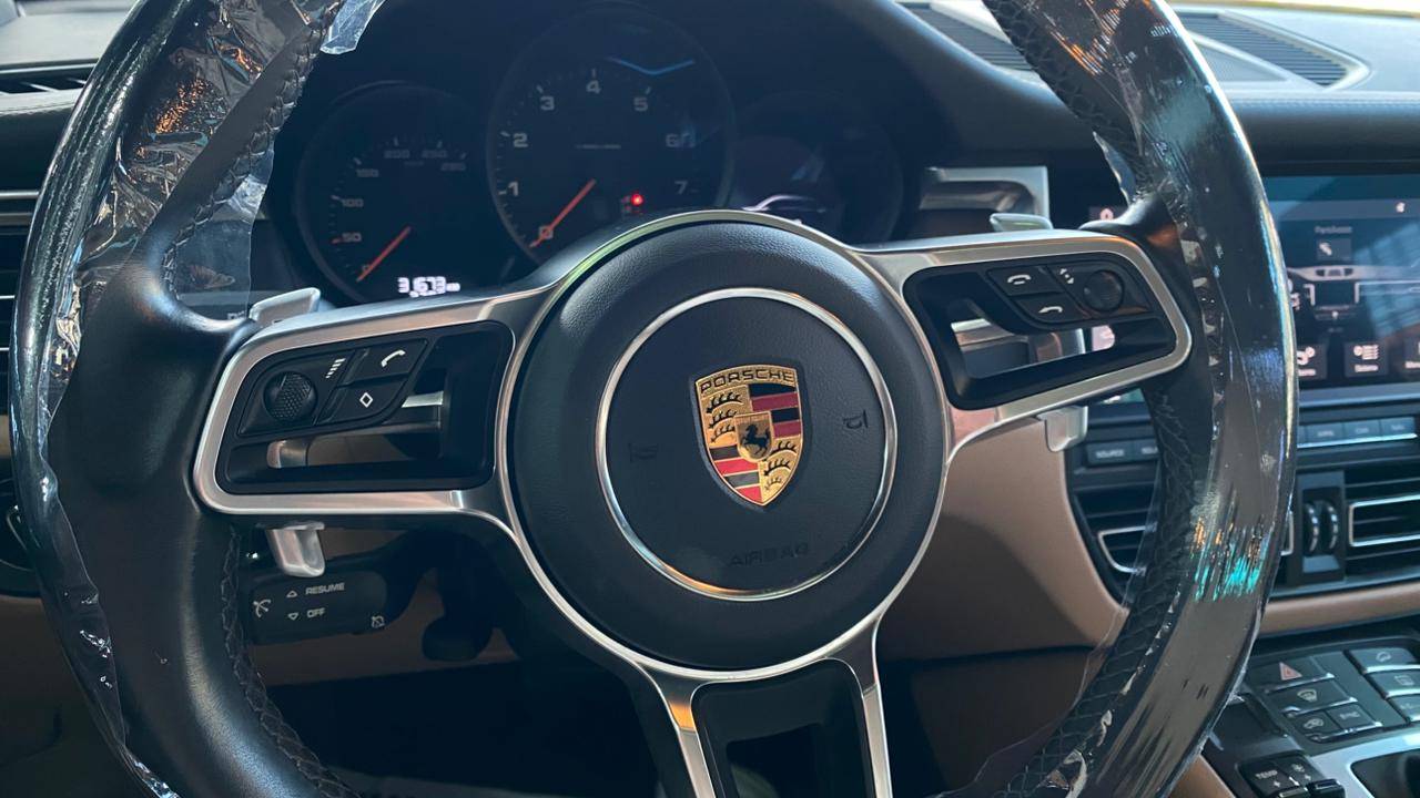 PORSCHE MACAN