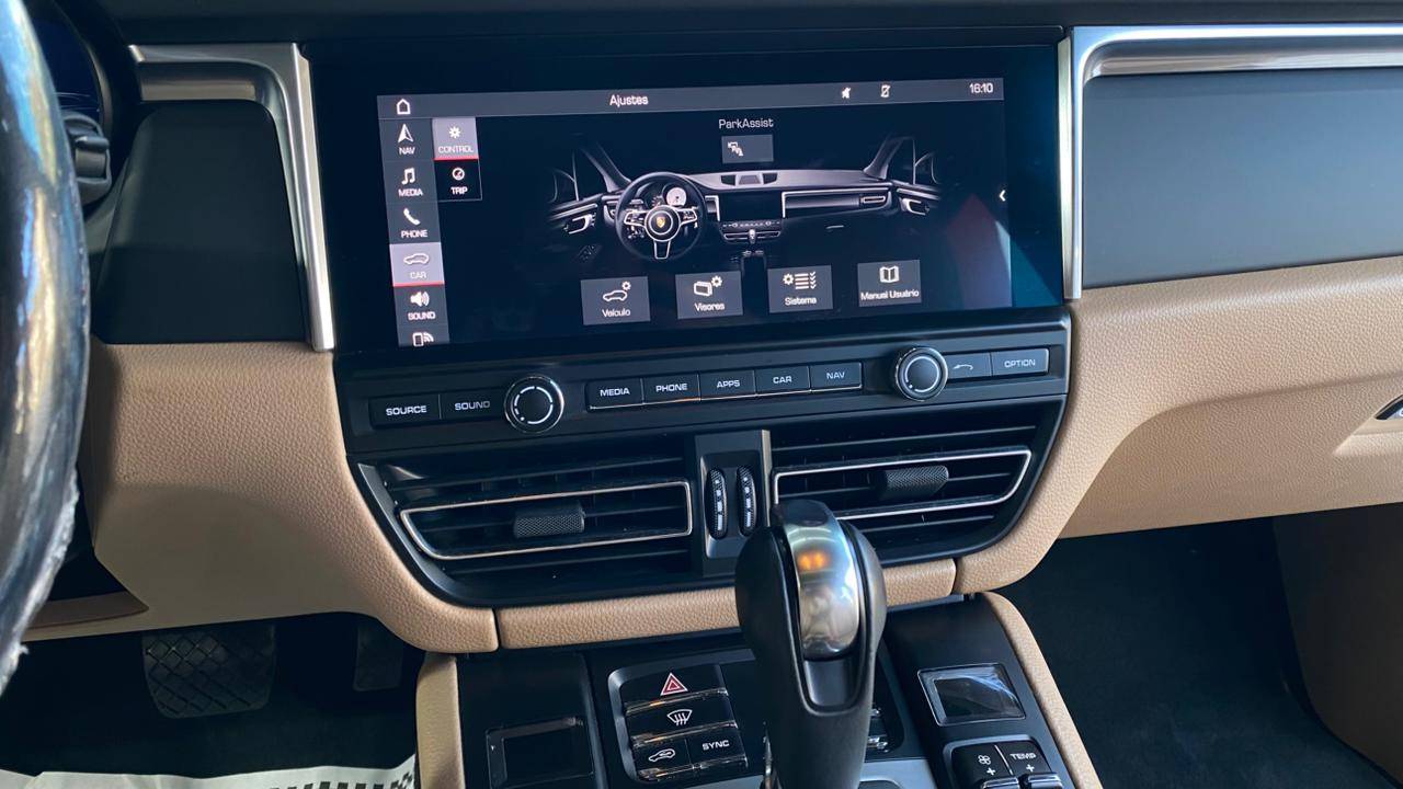 PORSCHE MACAN