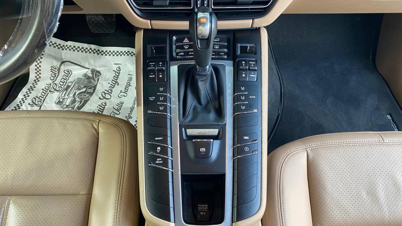 PORSCHE MACAN