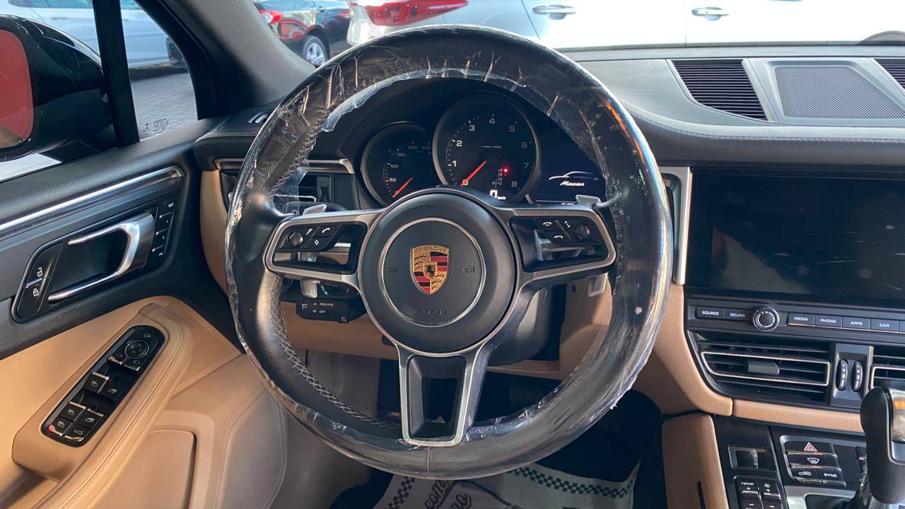 PORSCHE MACAN