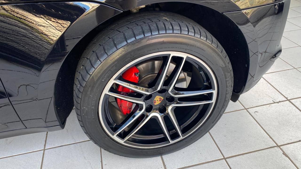 PORSCHE MACAN