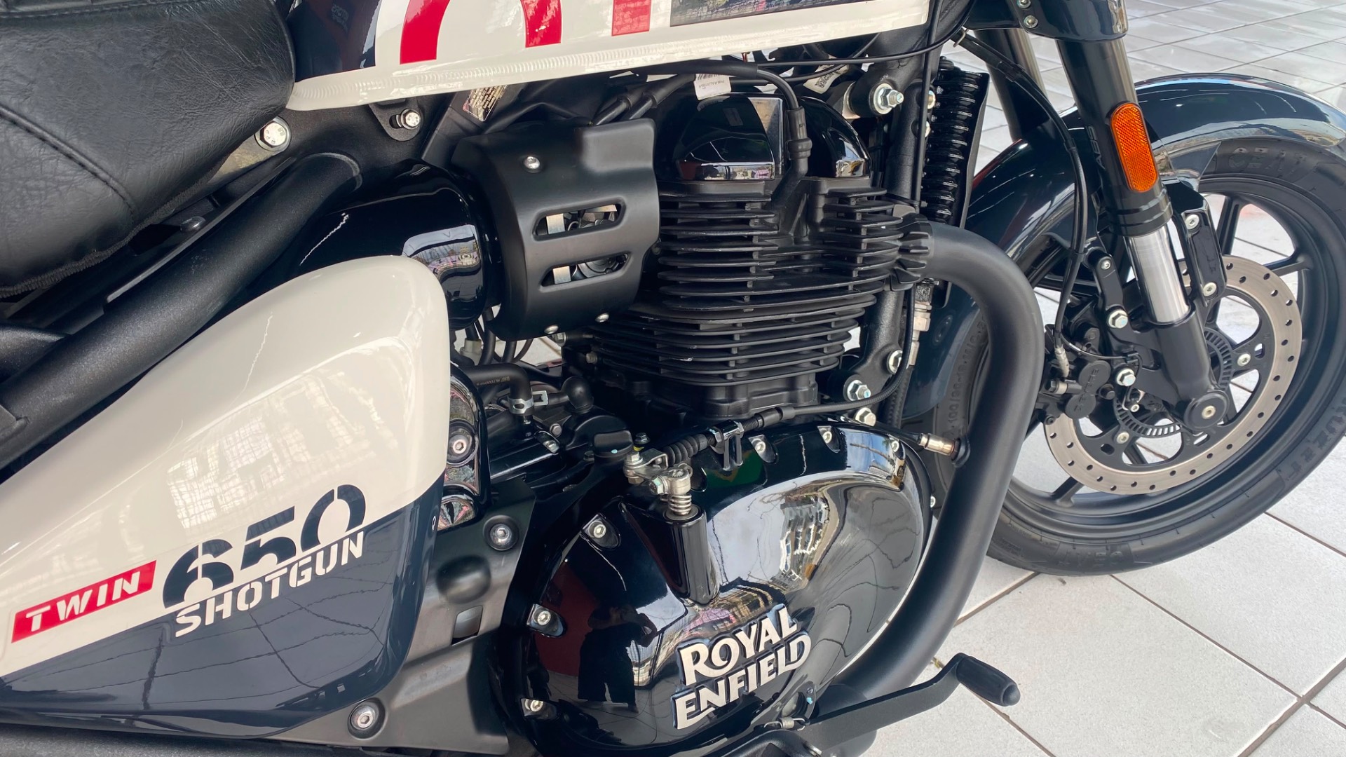 ROYAL ENFIELD SHOTGUN 650 STENCIL WHITE