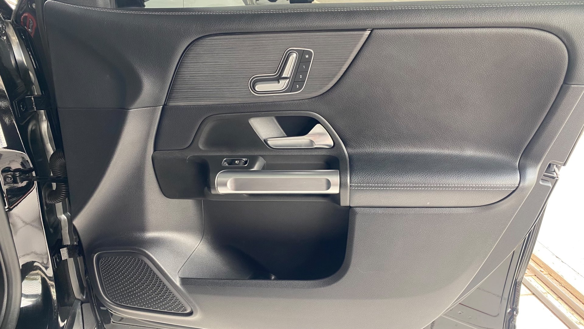 MERCEDES-BENZ GLB 200