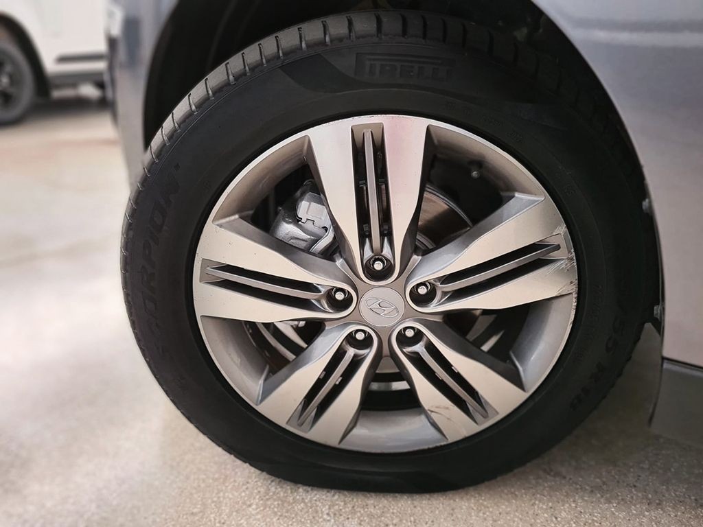 Car Image 17