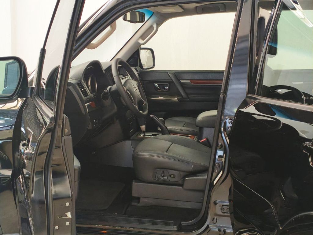 MITSUBISHI PAJERO FULL
