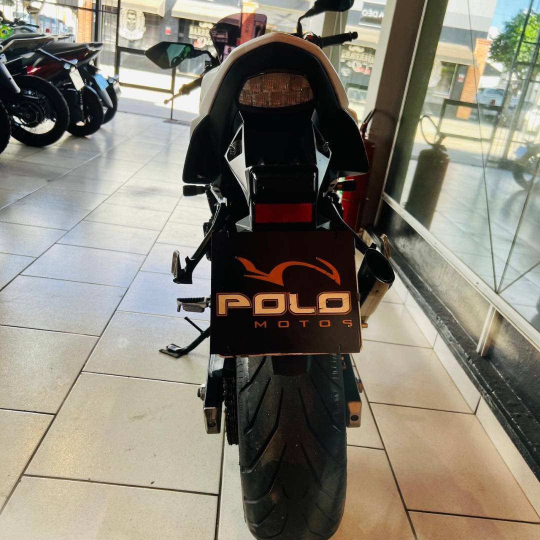 SUZUKI GSR 750 A